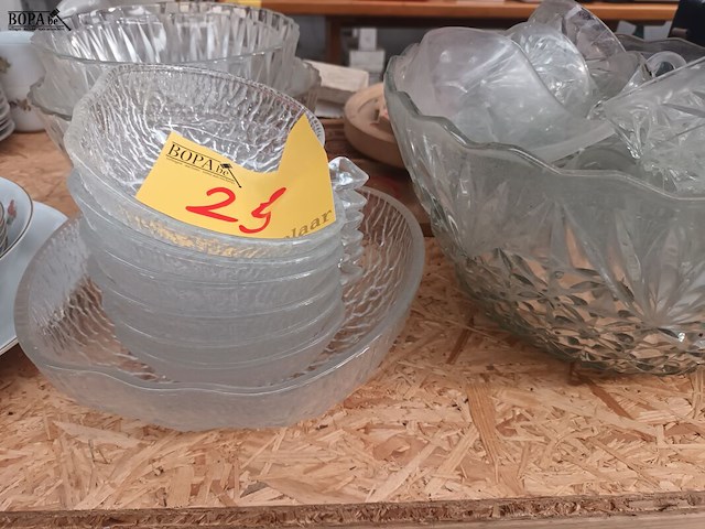 Lot 25 - glazen schalen en kopjes. 24 stuks - afbeelding 2 van  4