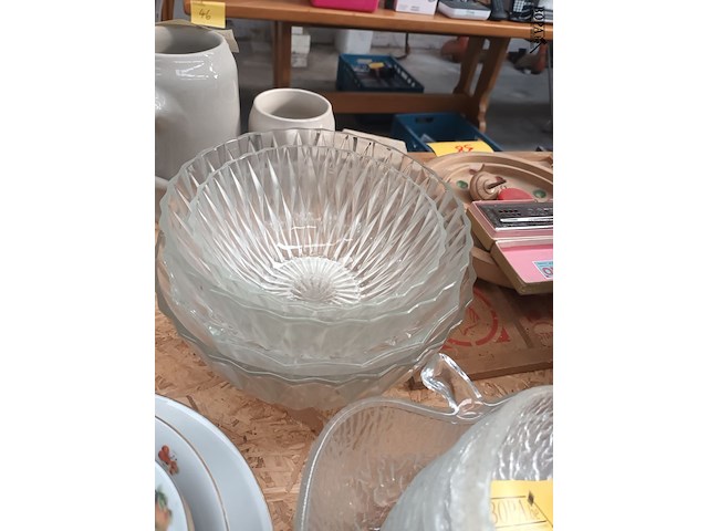 Lot 25 - glazen schalen en kopjes. 24 stuks - afbeelding 4 van  4