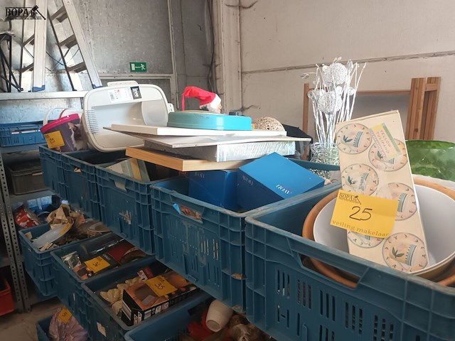 Lot 25 - huisraad en decoratie. 5 bakken - afbeelding 1 van  7