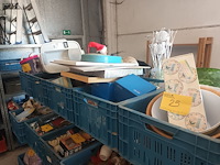 Lot 25 - huisraad en decoratie. 5 bakken
