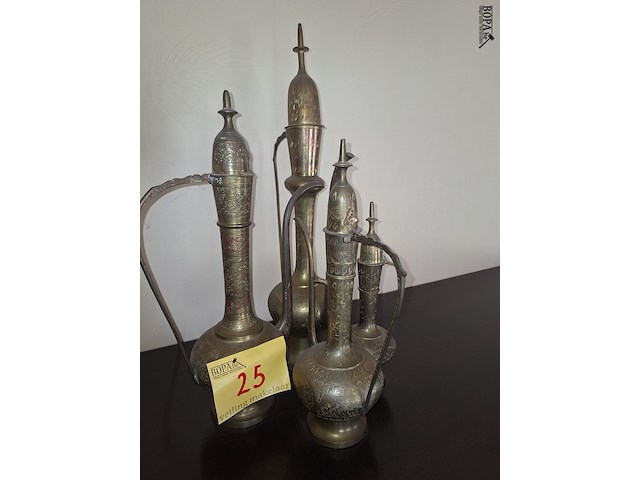 Lot 25 - indiase messing schenkkannen. 4 stuks - afbeelding 1 van  3