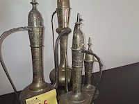 Lot 25 - indiase messing schenkkannen. 4 stuks