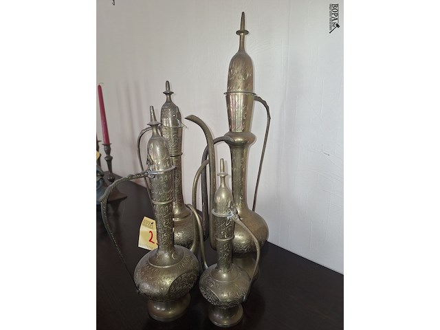 Lot 25 - indiase messing schenkkannen. 4 stuks - afbeelding 2 van  3