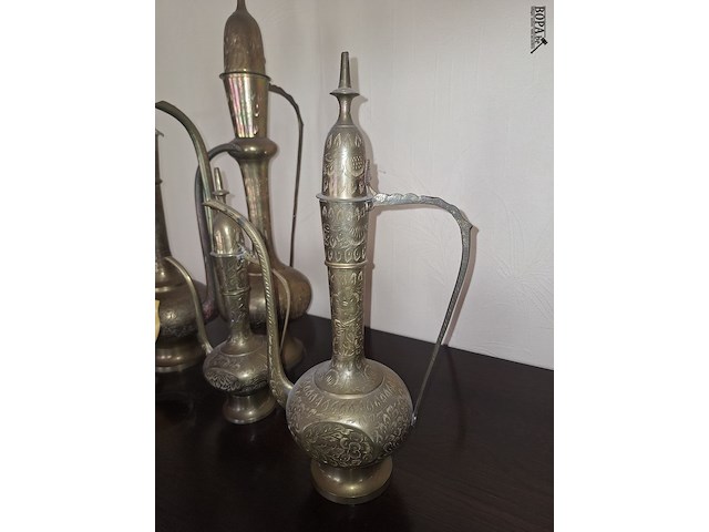 Lot 25 - indiase messing schenkkannen. 4 stuks - afbeelding 3 van  3