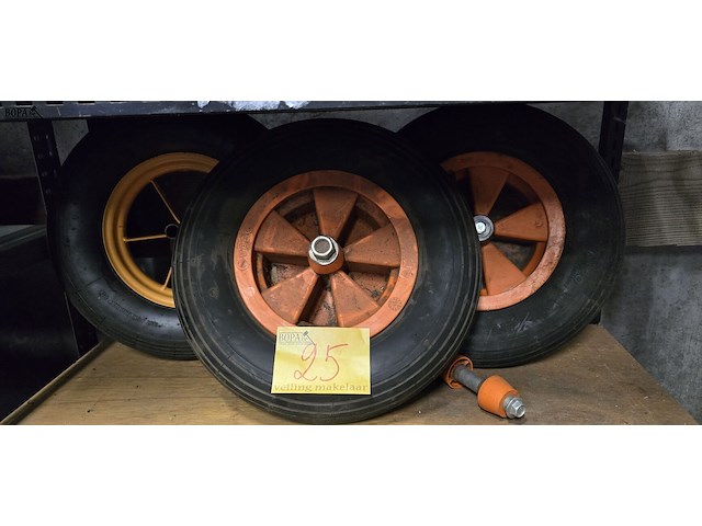 Lot 25 - kruiwagen wielen 3 stuks - afbeelding 1 van  1