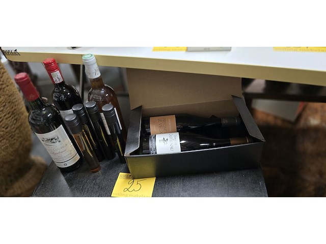 Lot 25 - lot wijn flessen en tubes 9 stuks - afbeelding 1 van  7