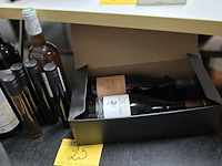 Lot 25 - lot wijn flessen en tubes 9 stuks - afbeelding 1 van  7