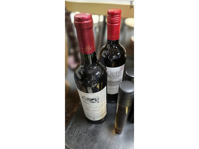 Lot 25 - lot wijn flessen en tubes 9 stuks - afbeelding 3 van  7