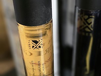 Lot 25 - lot wijn flessen en tubes 9 stuks - afbeelding 6 van  7