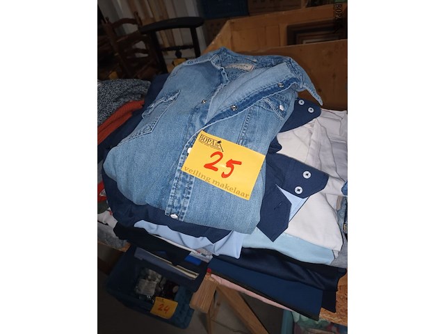Lot 25 - merkkledij t-shirts en hemden. 43 stuks - afbeelding 1 van  8