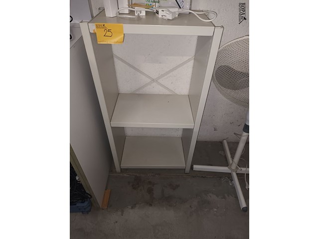 Lot 25 - metalen rekje - afbeelding 1 van  3