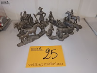 Lot 25 - miniatuur figuren in tin. 6 stuks