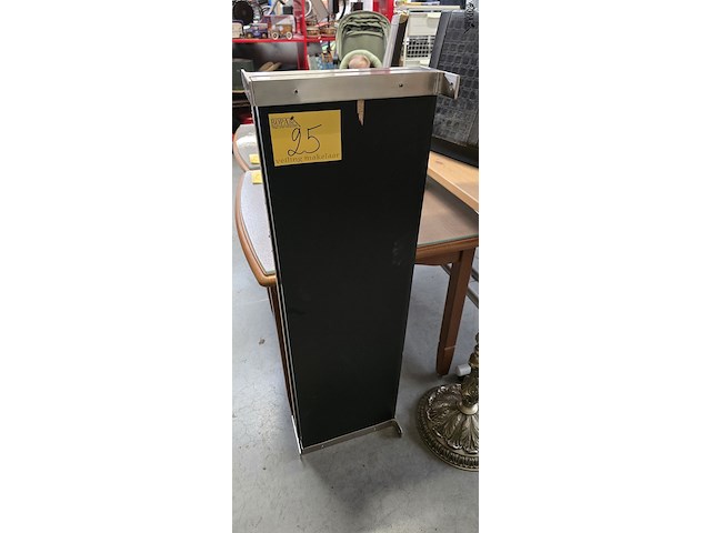 Lot 25 - muurplanken zwart 2 stuks - afbeelding 1 van  3