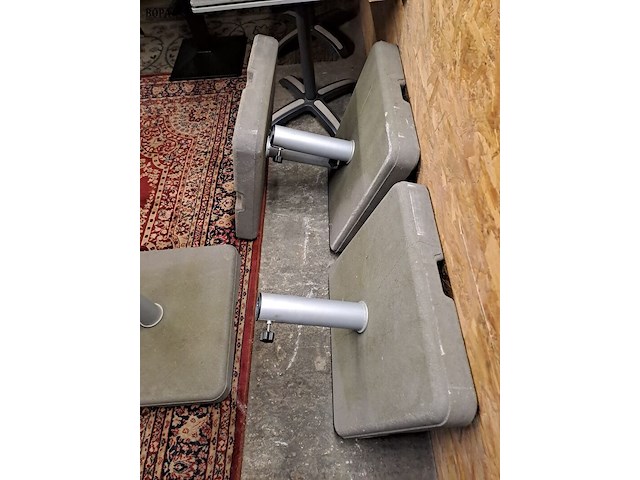 Lot 25 - parasolvoet beton - 4 stuks - afbeelding 2 van  2