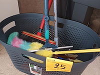 Lot 25 - poetsmateriaal. 8 stuks