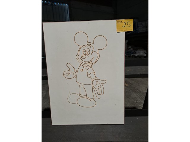 Lot 25 - pyrogravure mickey mouse op houten plaat - afbeelding 1 van  2