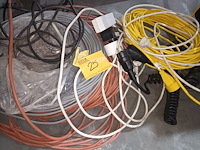 Lot 25 - resten kabels en verlengkabels - afbeelding 1 van  3