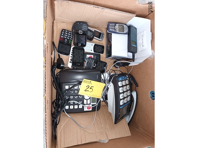 Lot 25 - telefoons en gsm’s. 13 stuks - afbeelding 1 van  6