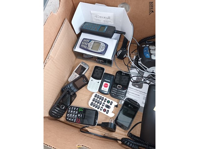 Lot 25 - telefoons en gsm’s. 13 stuks - afbeelding 4 van  6