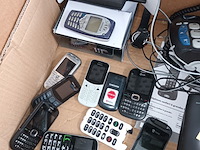 Lot 25 - telefoons en gsm’s. 13 stuks - afbeelding 4 van  6