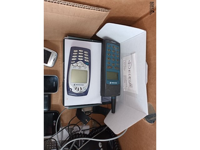 Lot 25 - telefoons en gsm’s. 13 stuks - afbeelding 5 van  6