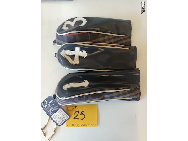 Lot 25 - vintage golf club covers burberrys. 3 stuks - afbeelding 1 van  3