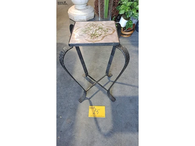 Lot 25 - vintage smeedijzeren plantenrek met keramische tegel rozenmo - afbeelding 1 van  3