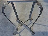 Lot 25 - vintage smeedijzeren plantenrek met keramische tegel rozenmo
