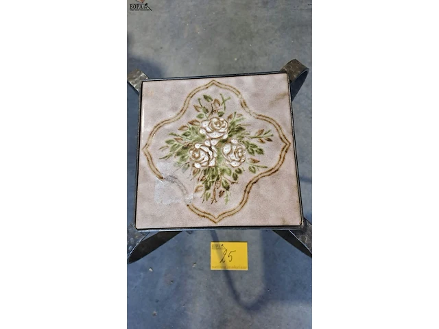 Lot 25 - vintage smeedijzeren plantenrek met keramische tegel rozenmo - afbeelding 2 van  3