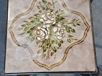 Lot 25 - vintage smeedijzeren plantenrek met keramische tegel rozenmo - afbeelding 2 van  3