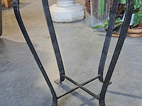 Lot 25 - vintage smeedijzeren plantenrek met keramische tegel rozenmo - afbeelding 3 van  3
