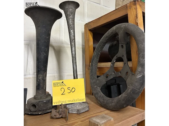 Lot 250 - claxon - 2 stuks + sportstuur - afbeelding 1 van  1