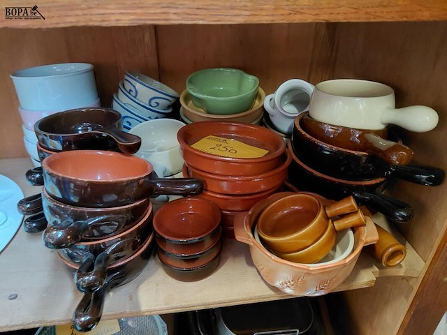 Lot 250 - groot lot geglazuurd terracotta servies oa soepkommen, schal - afbeelding 1 van  1