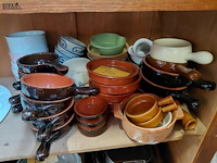 Lot 250 - groot lot geglazuurd terracotta servies oa soepkommen, schal - afbeelding 1 van  1