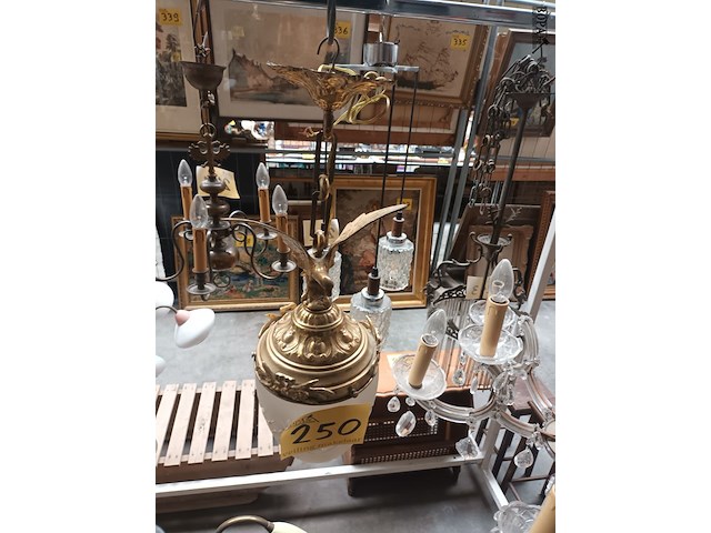Lot 250 - hallamp met koperen adelaar - afbeelding 1 van  3