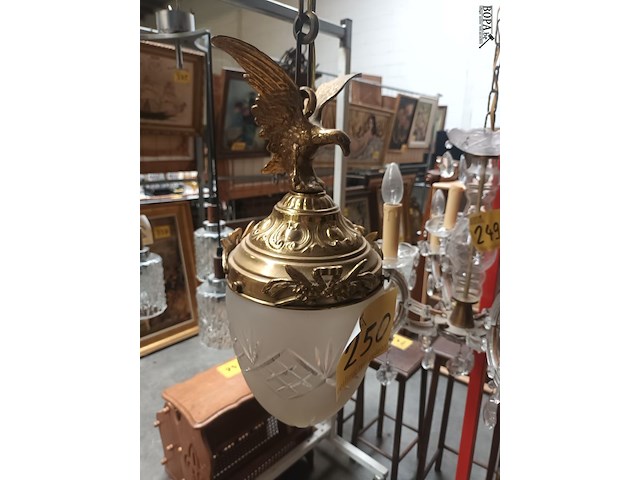 Lot 250 - hallamp met koperen adelaar - afbeelding 2 van  3