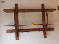 Lot 250 - houten wandrekje - afbeelding 1 van  3