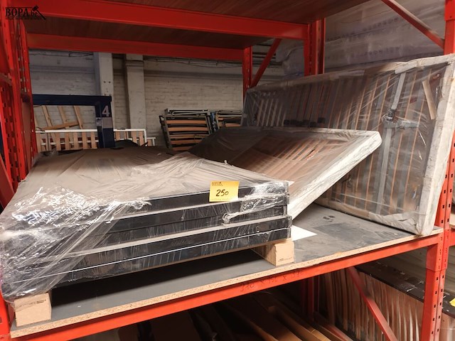 Lot 250 - lattenbodems en frames. 7 stuks - afbeelding 1 van  5
