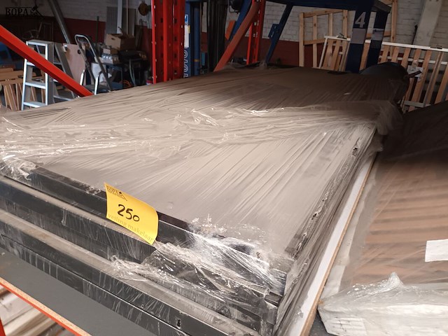 Lot 250 - lattenbodems en frames. 7 stuks - afbeelding 3 van  5