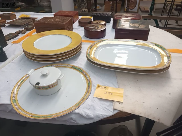 Lot 250 - limoges serviesdelen. 8 stuks - afbeelding 1 van  6