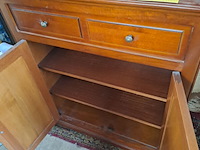 Lot 250 - meubel kast in kerselaar klassieke stijl met 2 lades en 2 de - afbeelding 2 van  2