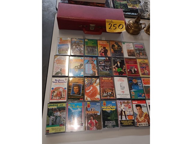 Lot 250 - muziekcassettes. 28 stuks - afbeelding 1 van  4