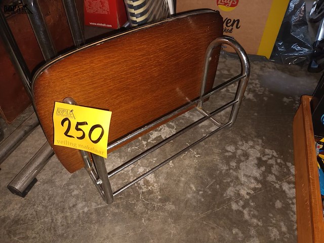 Lot 250 - retro hoedenplank - afbeelding 1 van  3