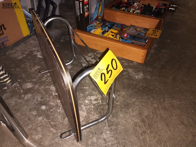 Lot 250 - retro hoedenplank - afbeelding 2 van  3