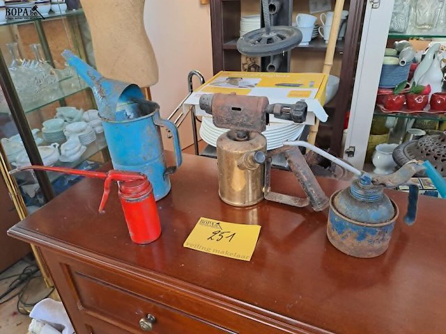 Lot 251 - antieke barthel benzinebrander jaren 30 en antieke oliekanne - afbeelding 1 van  4