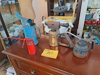 Lot 251 - antieke barthel benzinebrander jaren 30 en antieke oliekanne - afbeelding 1 van  4