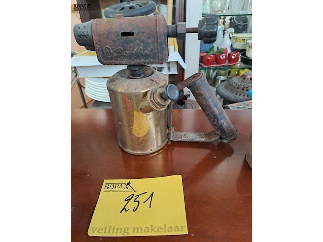 Lot 251 - antieke barthel benzinebrander jaren 30 en antieke oliekanne - afbeelding 4 van  4