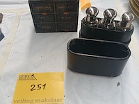 Lot 251 - antieke poederflessen en naaikistje