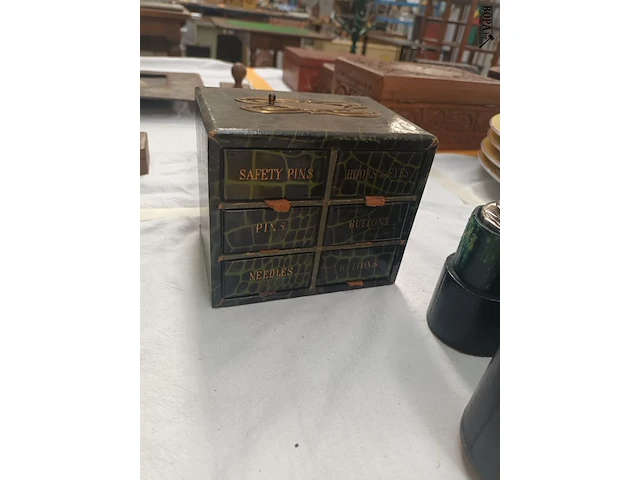 Lot 251 - antieke poederflessen en naaikistje - afbeelding 2 van  5