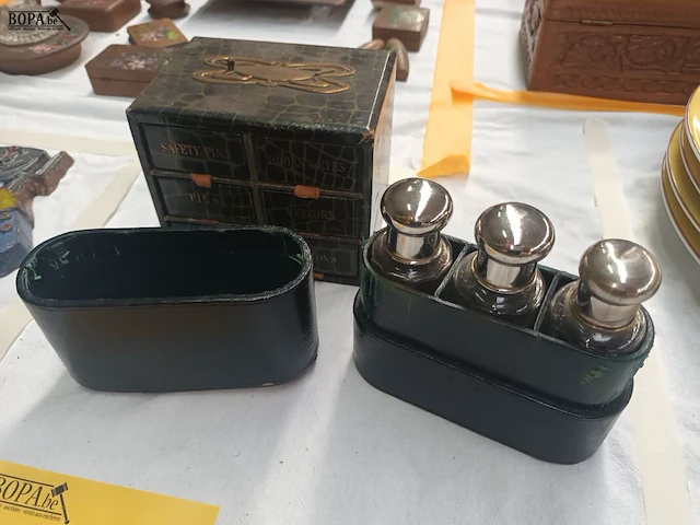 Lot 251 - antieke poederflessen en naaikistje - afbeelding 4 van  5